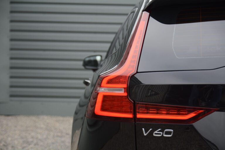 Volvo V60 2.0 T4 Momentum Plus Auto Euro 6 (s/s) 5dr