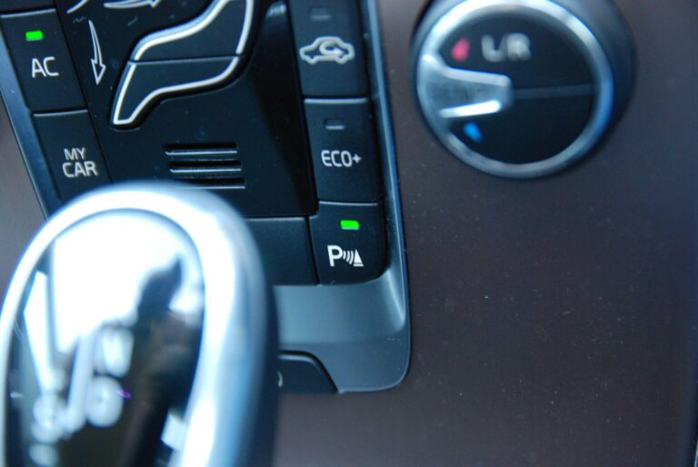 Volvo V40 Cross Country 1.5 T3 Auto Euro 6 (s/s) 5dr