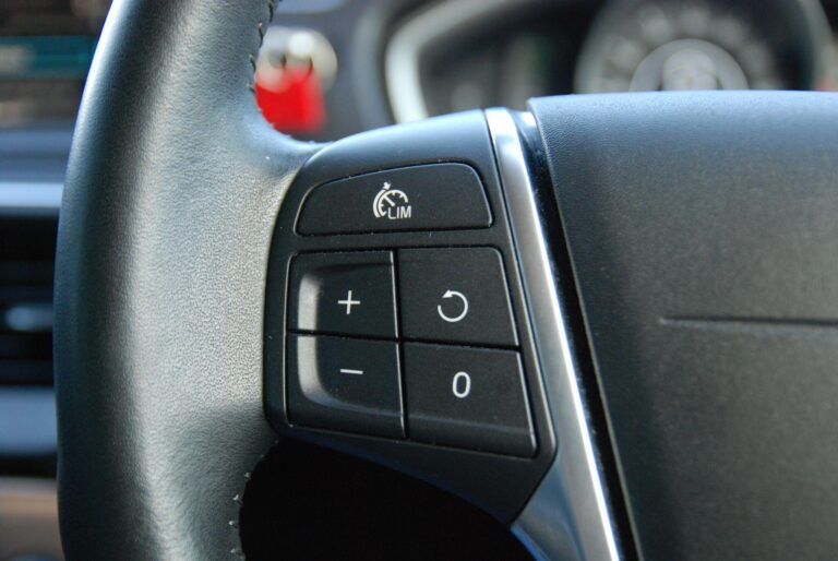 Volvo V40 Cross Country 1.5 T3 Auto Euro 6 (s/s) 5dr