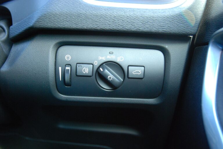 Volvo V40 Cross Country 1.5 T3 Auto Euro 6 (s/s) 5dr