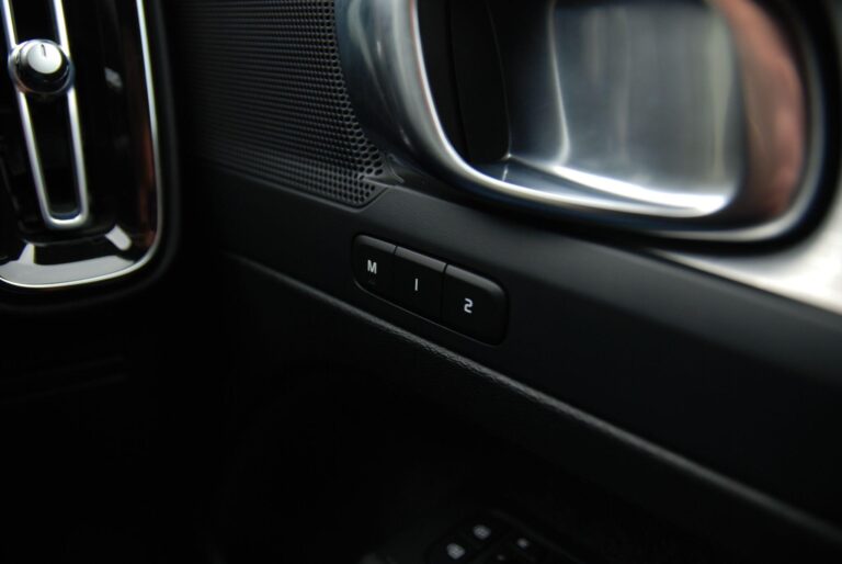 Volvo XC40 2.0 B3 MHEV Plus SUV 5dr Petrol Hybrid DCT Auto Euro 6 (s/s) (163 ps)