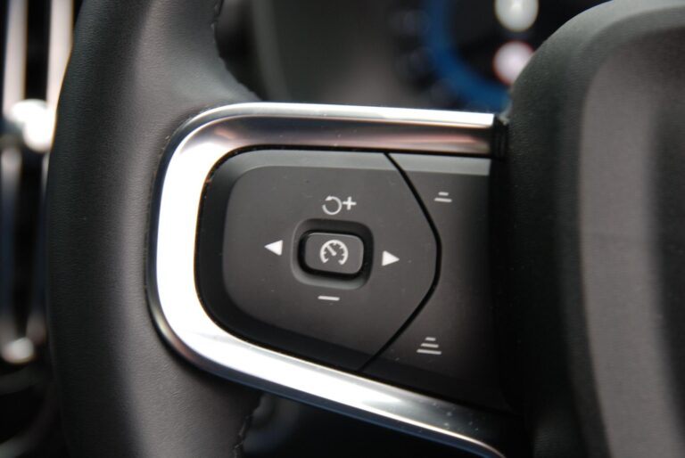 Volvo XC40 2.0 B3 MHEV Plus SUV 5dr Petrol Hybrid DCT Auto Euro 6 (s/s) (163 ps)