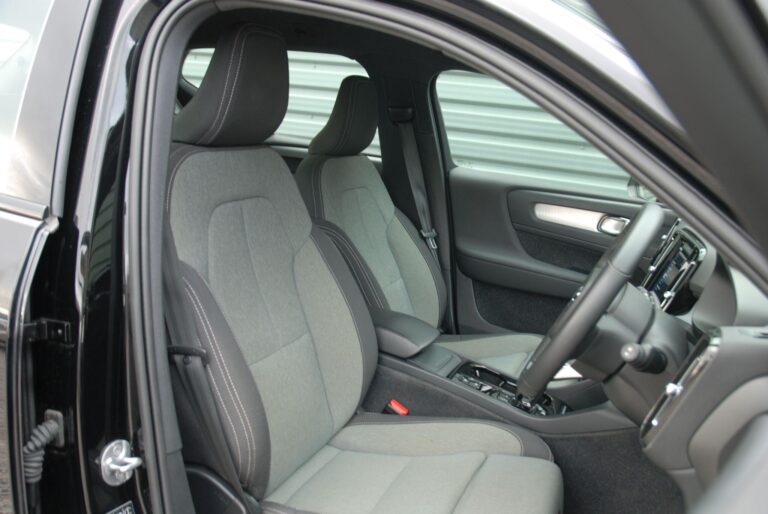 Volvo XC40 2.0 B3 MHEV Plus SUV 5dr Petrol Hybrid DCT Auto Euro 6 (s/s) (163 ps)