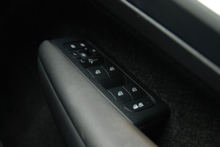 Volvo XC40 2.0 B3 MHEV Plus SUV 5dr Petrol Hybrid DCT Auto Euro 6 (s/s) (163 ps)