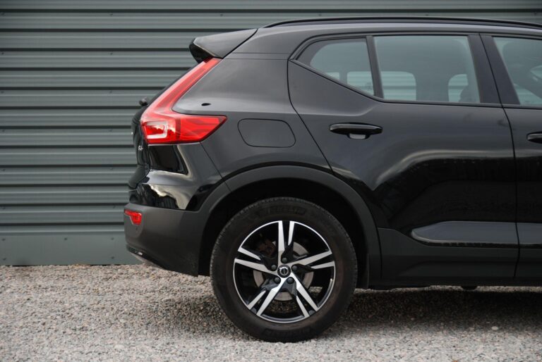 Volvo XC40 2.0 B3 MHEV Plus SUV 5dr Petrol Hybrid DCT Auto Euro 6 (s/s) (163 ps)