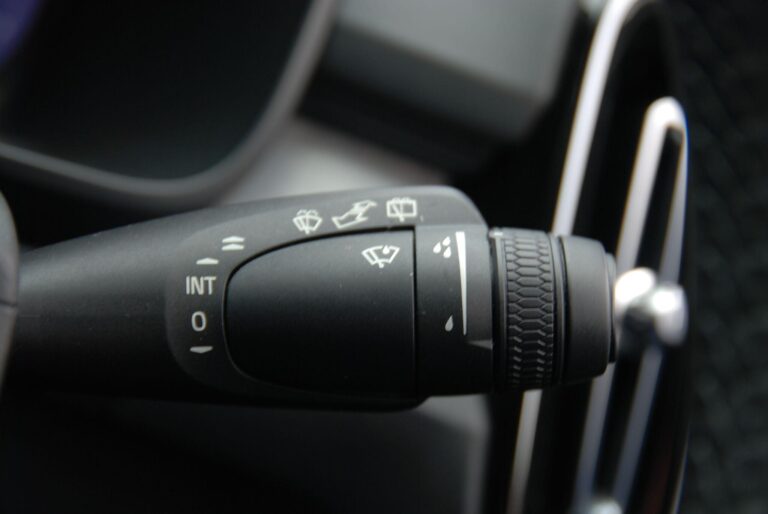 Volvo XC40 2.0 B3 MHEV Plus SUV 5dr Petrol Hybrid DCT Auto Euro 6 (s/s) (163 ps)