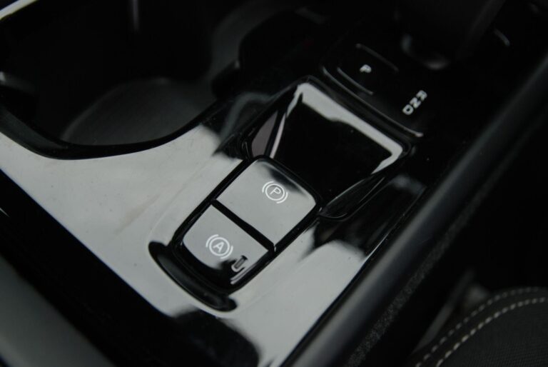 Volvo XC40 2.0 B3 MHEV Plus SUV 5dr Petrol Hybrid DCT Auto Euro 6 (s/s) (163 ps)