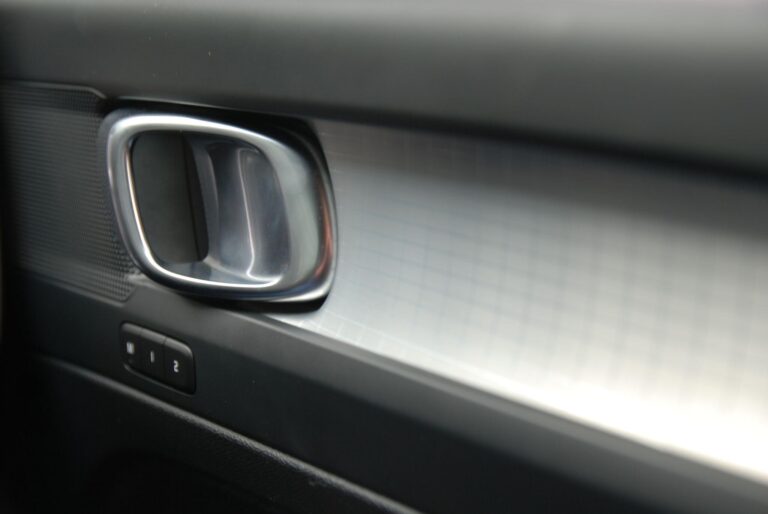 Volvo XC40 2.0 B3 MHEV Plus SUV 5dr Petrol Hybrid DCT Auto Euro 6 (s/s) (163 ps)