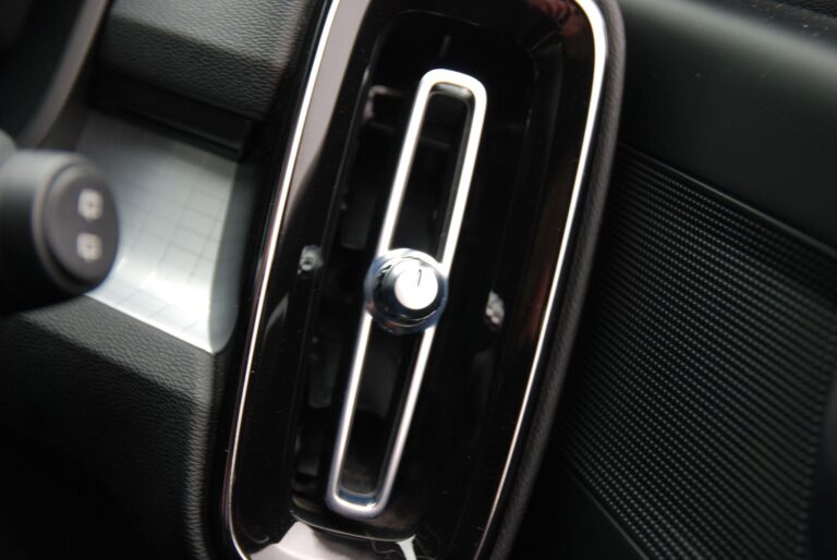 Volvo XC40 2.0 B3 MHEV Plus SUV 5dr Petrol Hybrid DCT Auto Euro 6 (s/s) (163 ps)