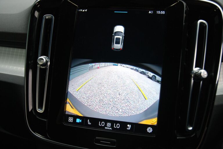 Volvo XC40 2.0 B3 MHEV Plus SUV 5dr Petrol Hybrid DCT Auto Euro 6 (s/s) (163 ps)