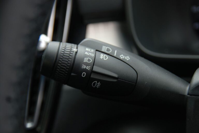 Volvo XC40 2.0 B3 MHEV Plus SUV 5dr Petrol Hybrid DCT Auto Euro 6 (s/s) (163 ps)