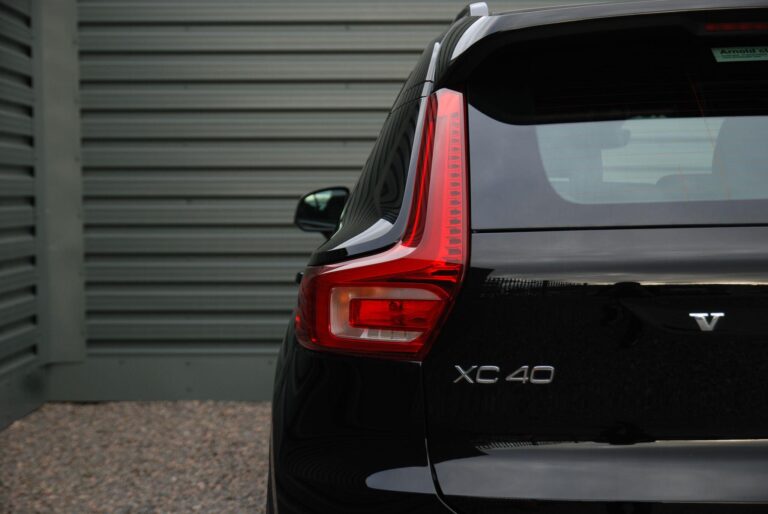 Volvo XC40 2.0 B3 MHEV Plus SUV 5dr Petrol Hybrid DCT Auto Euro 6 (s/s) (163 ps)