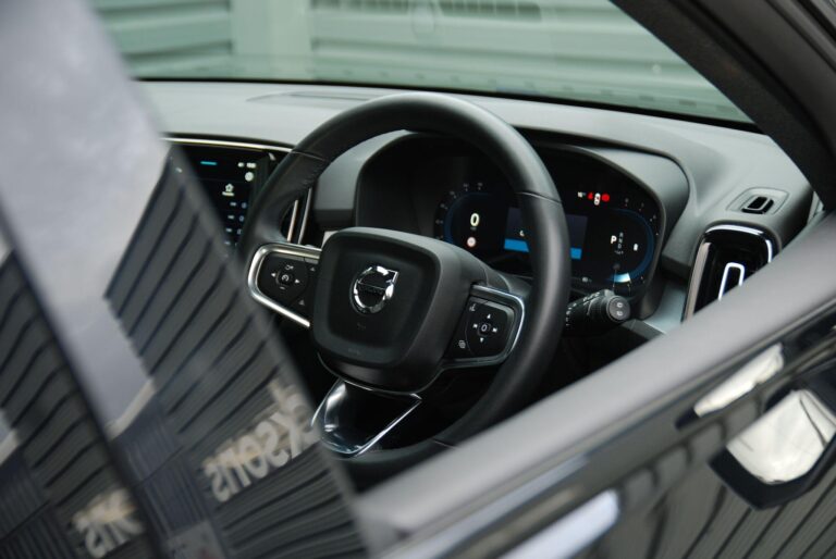 Volvo XC40 2.0 B3 MHEV Plus SUV 5dr Petrol Hybrid DCT Auto Euro 6 (s/s) (163 ps)