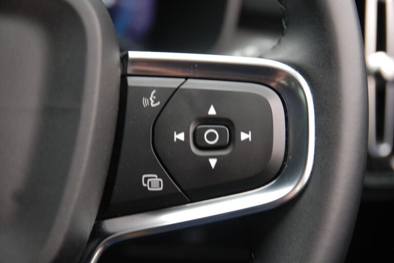 Volvo XC40 2.0 B3 MHEV Plus SUV 5dr Petrol Hybrid DCT Auto Euro 6 (s/s) (163 ps)