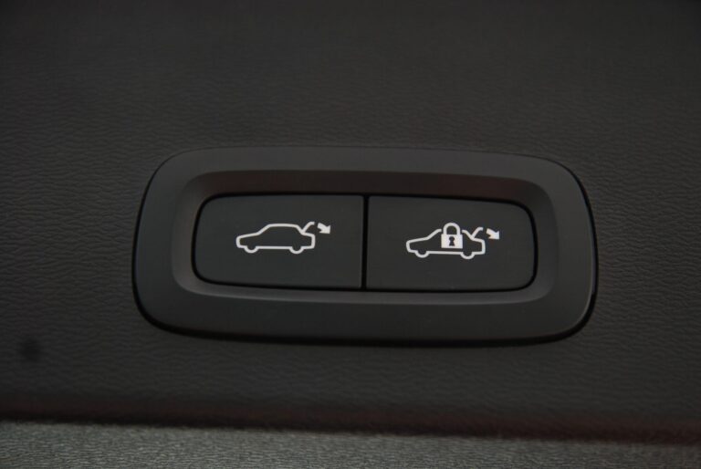 Volvo XC40 2.0 B3 MHEV Plus SUV 5dr Petrol Hybrid DCT Auto Euro 6 (s/s) (163 ps)