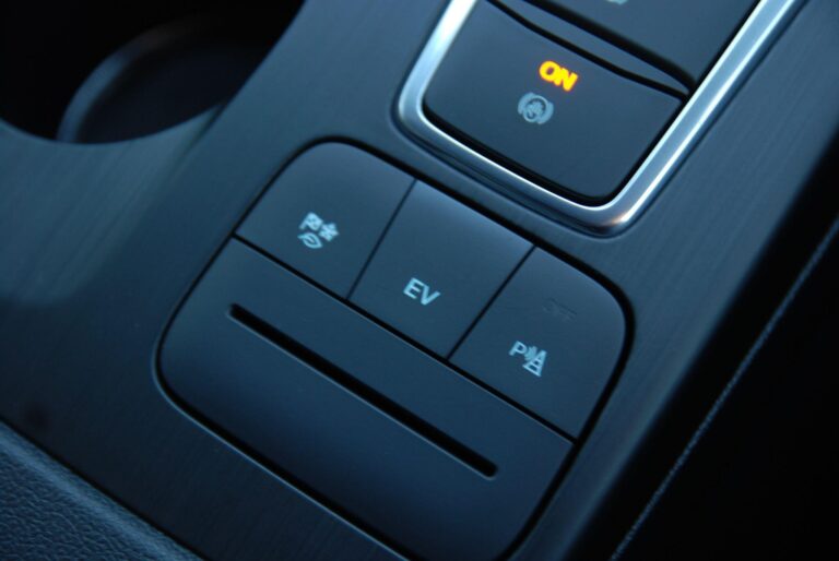 Ford Kuga 2.5 Duratec 14.4kWh Black Package Edition CVT Euro 6 (s/s) 5dr