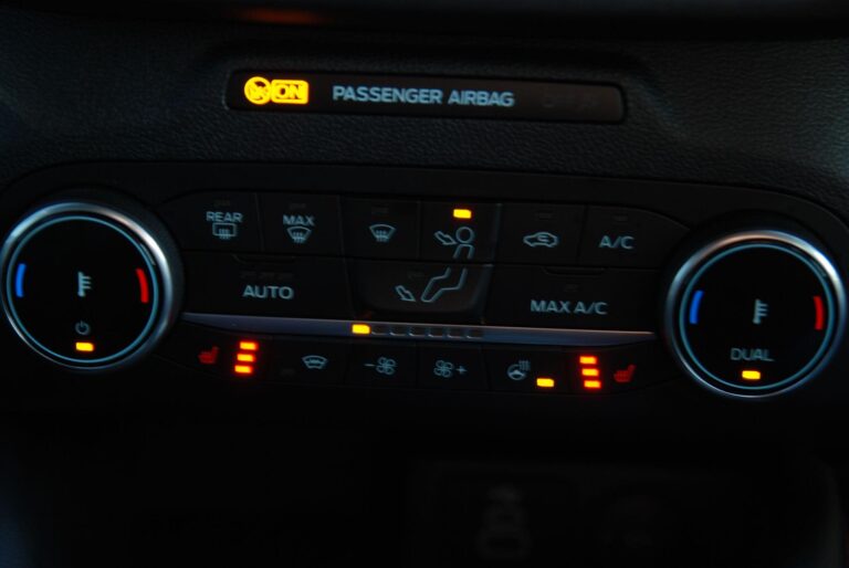 Ford Kuga 2.5 Duratec 14.4kWh Black Package Edition CVT Euro 6 (s/s) 5dr