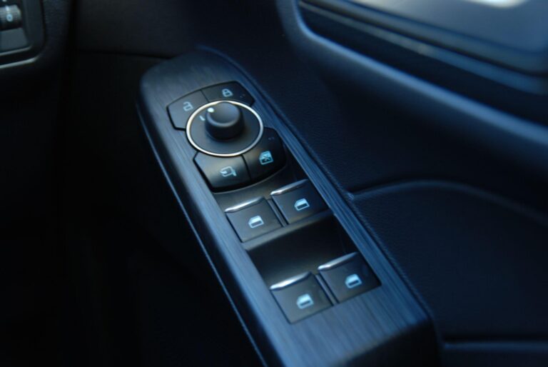 Ford Kuga 2.5 Duratec 14.4kWh Black Package Edition CVT Euro 6 (s/s) 5dr