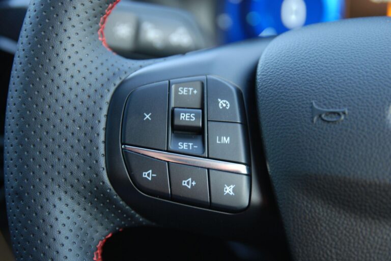 Ford Kuga 2.5 Duratec 14.4kWh Black Package Edition CVT Euro 6 (s/s) 5dr