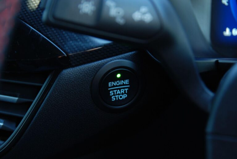 Ford Kuga 2.5 Duratec 14.4kWh Black Package Edition CVT Euro 6 (s/s) 5dr