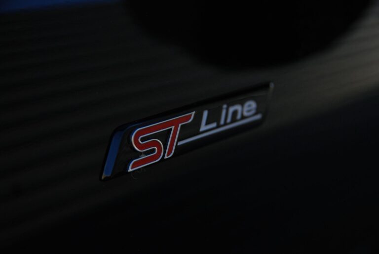 Ford Kuga 2.5 Duratec 14.4kWh Black Package Edition CVT Euro 6 (s/s) 5dr