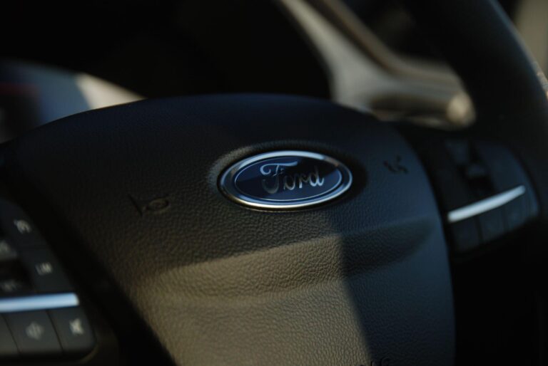 Ford Kuga 2.5 Duratec 14.4kWh Black Package Edition CVT Euro 6 (s/s) 5dr