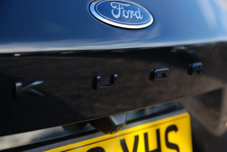 Ford Kuga 2.5 Duratec 14.4kWh Black Package Edition CVT Euro 6 (s/s) 5dr