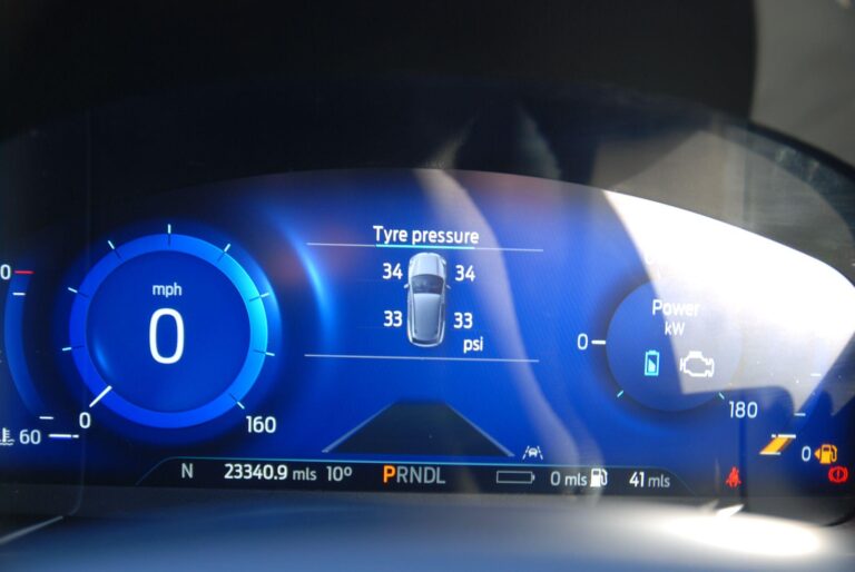 Ford Kuga 2.5 Duratec 14.4kWh Black Package Edition CVT Euro 6 (s/s) 5dr