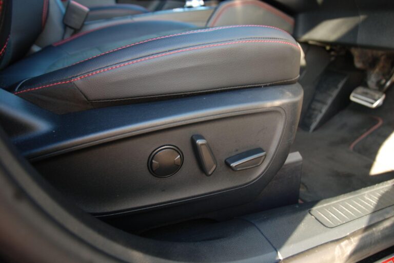 Ford Kuga 2.5 Duratec 14.4kWh Black Package Edition CVT Euro 6 (s/s) 5dr