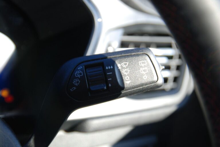 Ford Kuga 2.5 Duratec 14.4kWh Black Package Edition CVT Euro 6 (s/s) 5dr