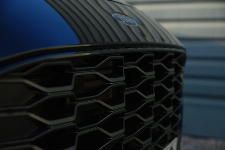 Ford Kuga 2.5 Duratec 14.4kWh Black Package Edition CVT Euro 6 (s/s) 5dr