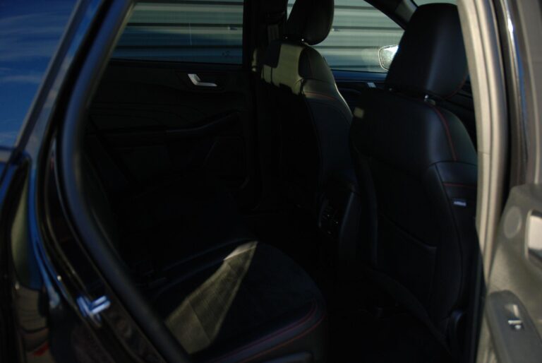 Ford Kuga 2.5 Duratec 14.4kWh Black Package Edition CVT Euro 6 (s/s) 5dr