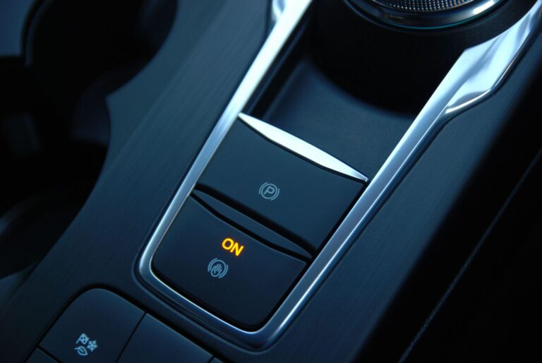 Ford Kuga 2.5 Duratec 14.4kWh Black Package Edition CVT Euro 6 (s/s) 5dr