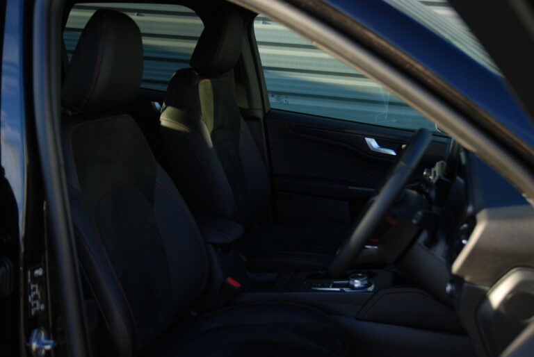 Ford Kuga 2.5 Duratec 14.4kWh Black Package Edition CVT Euro 6 (s/s) 5dr