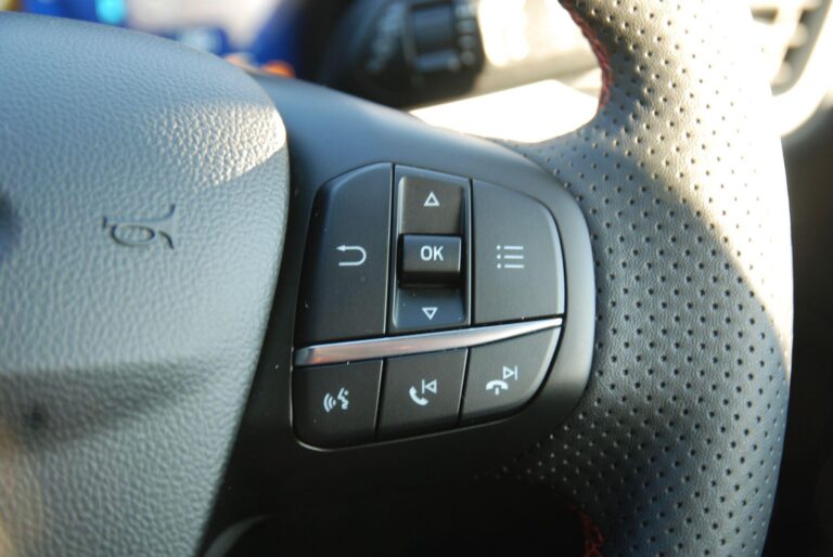 Ford Kuga 2.5 Duratec 14.4kWh Black Package Edition CVT Euro 6 (s/s) 5dr