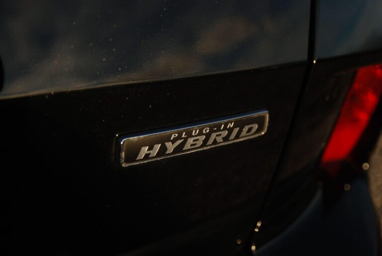 Ford Kuga 2.5 Duratec 14.4kWh Black Package Edition CVT Euro 6 (s/s) 5dr