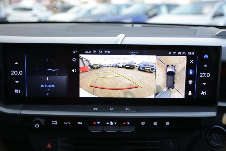 Vauxhall Grandland 1.2 Ultimate SUV 5dr Petrol Hybrid e-DCT Euro 6 (s/s) (136 ps)