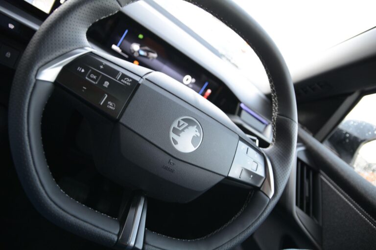 Vauxhall Grandland 1.2 Ultimate SUV 5dr Petrol Hybrid e-DCT Euro 6 (s/s) (136 ps)