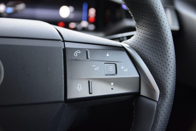 Vauxhall Grandland 1.2 Ultimate SUV 5dr Petrol Hybrid e-DCT Euro 6 (s/s) (136 ps)