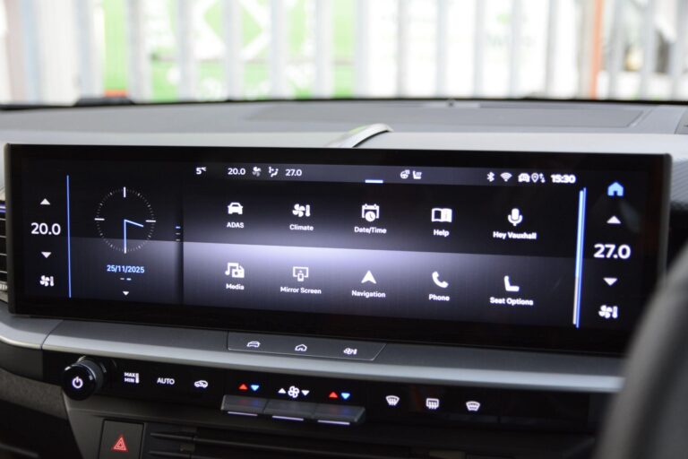 Vauxhall Grandland 1.2 Ultimate SUV 5dr Petrol Hybrid e-DCT Euro 6 (s/s) (136 ps)