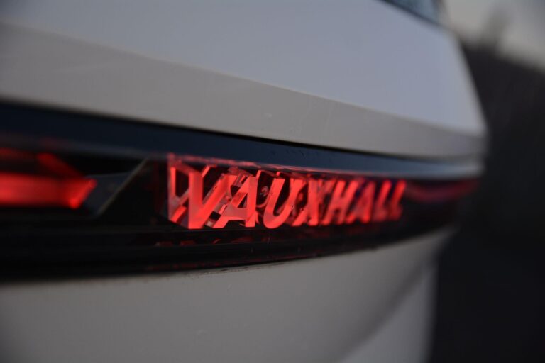 Vauxhall Grandland 1.2 Ultimate SUV 5dr Petrol Hybrid e-DCT Euro 6 (s/s) (136 ps)