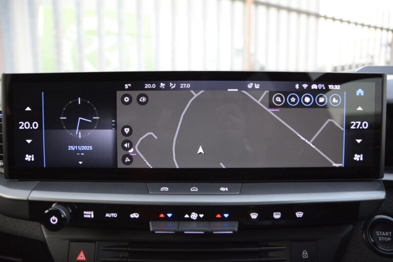 Vauxhall Grandland 1.2 Ultimate SUV 5dr Petrol Hybrid e-DCT Euro 6 (s/s) (136 ps)