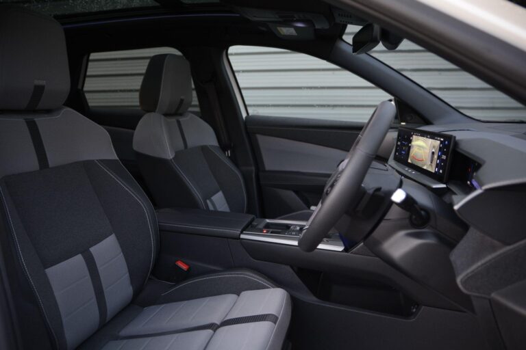 Vauxhall Grandland 1.2 Ultimate SUV 5dr Petrol Hybrid e-DCT Euro 6 (s/s) (136 ps)