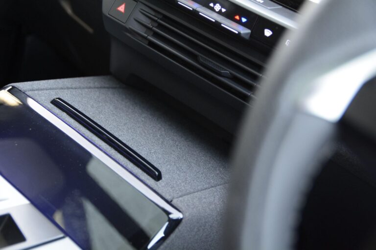 Vauxhall Grandland 1.2 Ultimate SUV 5dr Petrol Hybrid e-DCT Euro 6 (s/s) (136 ps)