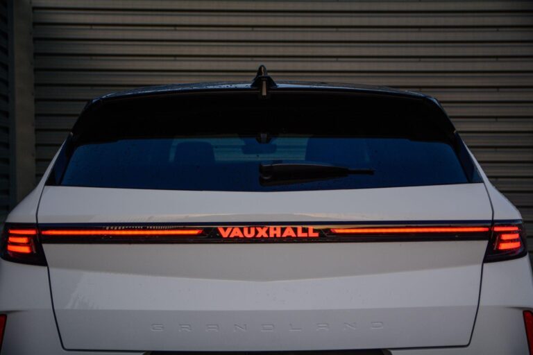 Vauxhall Grandland 1.2 Ultimate SUV 5dr Petrol Hybrid e-DCT Euro 6 (s/s) (136 ps)