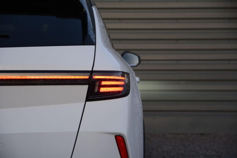 Vauxhall Grandland 1.2 Ultimate SUV 5dr Petrol Hybrid e-DCT Euro 6 (s/s) (136 ps)